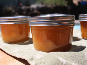 Small batch low sugar peach jam